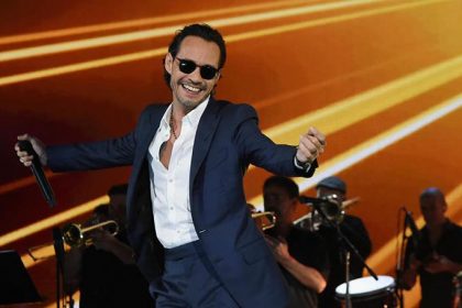 Marc_anthony con audifonos