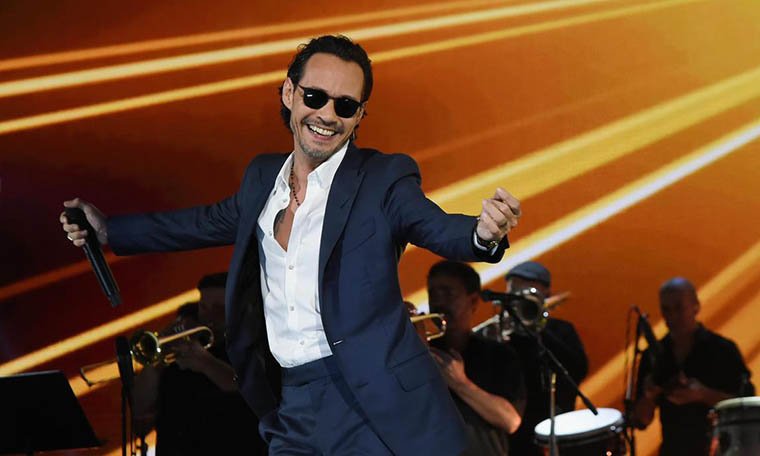 Marc_anthony con audifonos