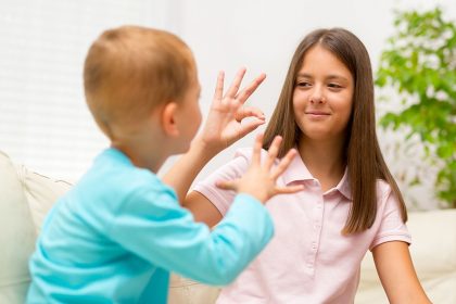 Niños y adolecentes sordos